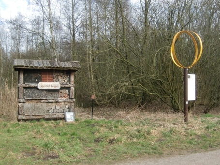 Brüggen : An den Schwalmauen, Insektenhotel ( links im Bild )